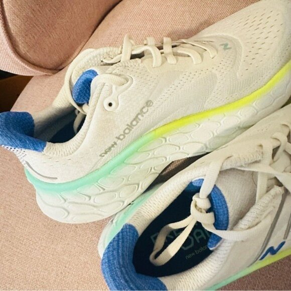 New Balance Women’s Fresh Foam More V4 in White/Cobalt Size 7.5 - Picture 6 of 13